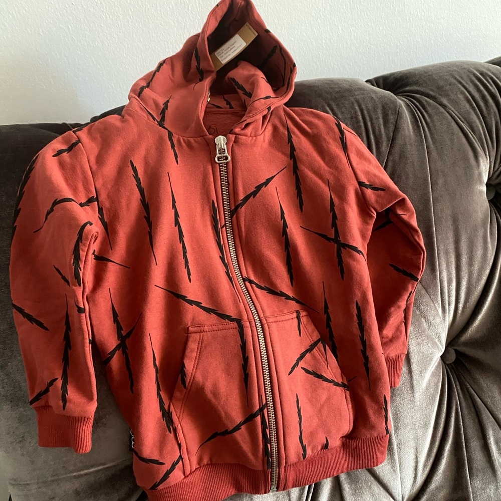 Sweatshirt with tags